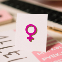 Insignes de broches en métal à slogan féministe personnalisé broches graphiques accrocheuses en émail doux rose pour fille rassemblement et égalité Souvenirs d'événement