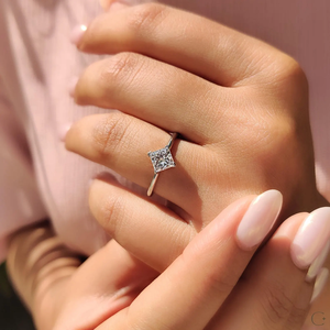 Bague élégante en diamant de laboratoire solitaire avec bande polie, idéale pour les cérémonies de mariage et les moments spéciaux, en provenance d'Inde - Product Image 5