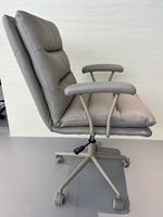 Chaise de bureau ergonomique moderne en similicuir gris, confortable, avec dossier ergonomique, pivotante, réglable en hauteur, avec accoudoirs en métal doré et base 5 étoiles