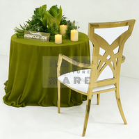 Fauteuil moderne élégant à dossier haut en acier inoxydable avec cadre doré et revêtement blanc pour mariages de luxe, banquets, villas et événements