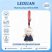 Porte-clés ours en peluche blanc bouclé et moelleux, jupe plissée en jean foncé, collier de fausses perles, sac à dos en métal en forme de cœur, cadeau