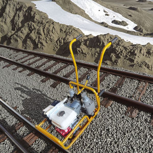 Machine de serrage d'écrous de rail Clés à boulons à double tête Dormeurs Clé à pousser à main Équipement ferroviaire portant 6.5 HP - Product Image 1