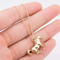 Colliers en métal avec pendentif cheval galopant pour femmes et hommes, style vintage, accessoires de bijoux d'anniversaire, vente en gros