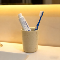 Ensemble d'accessoires de salle de bain effet travertin beige en gros : distributeur de savon, porte-brosse WC, gobelet et porte-savon pour la maison
