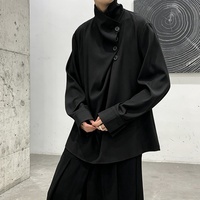 Kemeja Hitam Kasual Longgar dengan Kerah Tidak Beraturan dan Kancing untuk Pria, Cocok untuk Streetwear dan Pemakaian Sehari-hari.