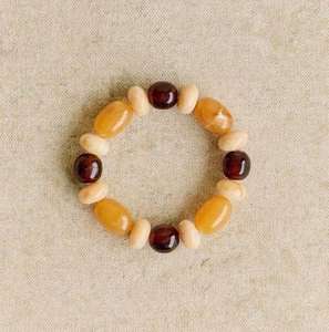 Pulsera elástica de resina gruesa en tono ámbar de moda con detalles dorados, cuentas redondas y en forma de cubo, joyería hecha a mano, pulsera elástica brillante y llamativa. - Product Image 1