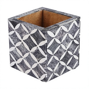 Porte-stylo en résine fait main avec forme personnalisée et technique de moulage - Décoration d'intérieur et cadeau d'affaires - Product Image 1