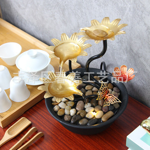 Fontaine d'eau Feng Shui de bureau, design fleur dorée, pour décorations de bureau - Product Image 3