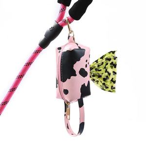 Dispensador <span class=keywords><strong>de</strong></span> bolsas para excrementos <span class=keywords><strong>de</strong></span> mascotas, diseño <span class=keywords><strong>de</strong></span> vaca rosa, soporte <span class=keywords><strong>de</strong></span> PVC para bolsas <span class=keywords><strong>de</strong></span> excrementos, para pasear perros, bolsa <span class=keywords><strong>de</strong></span> almacenamiento con cierre <span class=keywords><strong>de</strong></span> cremallera para correa. - Product Image 1