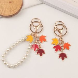 จี้รูปใบเมเปิ้ลเคลือบทองดีไซน์ใหม่พร้อมไข่มุก  พร้อมส่ง  พวงกุญแจโลหะเคลือบลายพืช - Product Image 2