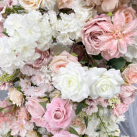 Vente en gros de haute qualité arc de fleurs roses d'usine couleurs de printemps arc de fleurs artificielles décoration de fête de mariage rose réaliste