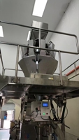 Máquina de envasado y pesaje innovadora para alimentos extruidos, manzanas, plátanos, frutas, chips, palomitas de maíz y snacks en bolsas y sobres