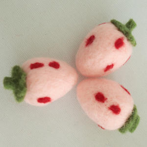 Juguetes de fieltro de lana con adornos de animales de color personalizado - Product Image 1