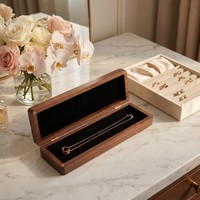 Boîte à bijoux en bois de noyer de luxe avec logo personnalisé Landy, longue et rectangulaire, pour pendentif et bracelet