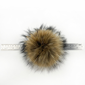 Offre Spéciale d'usine en vrac 13cm <span class=keywords><strong>pompon</strong></span> de raton laveur avec une corde pompons détachable moelleux vraie <span class=keywords><strong>fourrure</strong></span> de raton laveur boule garniture bonnets - Product Image 3