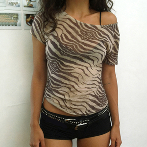 Top de Manga Corta con Estampado Animal para Mujer, con Malla Transparente y Cuello Asimétrico, Estilo Retro Moderno para el Verano de 2026 - Product Image 3