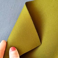 Nous vendons en gros des bâches en polyester imperméables pour les imperméables de camion, les housses de protection de cargaison et les matériaux pour les tentes d'extérieur.