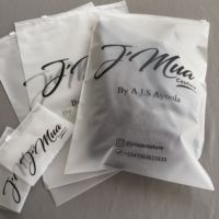 Sacs d'emballage en PVC/PE transparents imprimés sur mesure en gros, pochettes cosmétiques givrées à fermeture éclair pour l'emballage de vêtements et de t-shirts