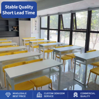 Table longue double pour les établissements d'enseignement, idéale pour la formation, les cours de soutien scolaire et les écoles.