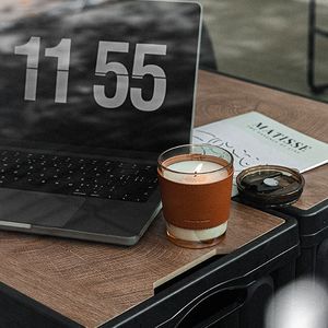 Velas perfumadas de lujo de cera de soja Natural hechas a mano personalizadas con precio favorable FLORESCENCE con cubierta de taza de cuero para decoración del hogar - Product Image 1