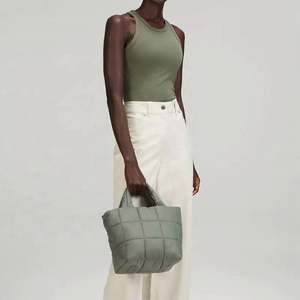 Muestra Gratis, Bolso Tote Cruzado Personalizado, Acolchado, Impermeable, con Tres Cierres, Unisex, Nueva Colección Invierno 2023 - Product Image 4