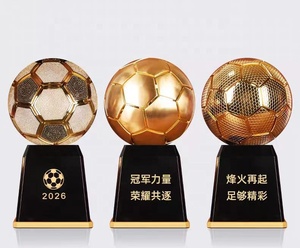 Vente en gros d'ornements de trophées de football en cuivre métallique 24K, haut de gamme et commémoratifs, au design créatif pour le bureau, avec motif diamant. - Product Image 1