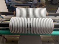 Machine de découpe et de rembobinage de papier laminé informatisée pour rouleaux géants de papier à cigarettes, avec contrôle PLC et chargement automatique