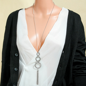 Parure de bijoux Bohème : Collier et boucles d'oreilles en alliage plaqué argent antique avec pompons – Parure de bijoux de mode pour femme pour les soirées - Product Image 3