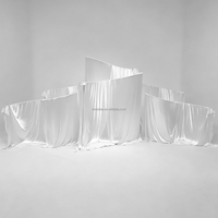 Support de toile de fond en métal blanc élégant et luxueux, en forme de S, ondulé, pour les cérémonies nuptiales et les événements de remise des diplômes