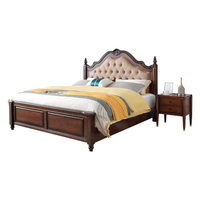 Lit de luxe en chêne pour hôtel et chambre à coucher: colonnes romaines rétro exquises, design en cuir à boutons rivetés