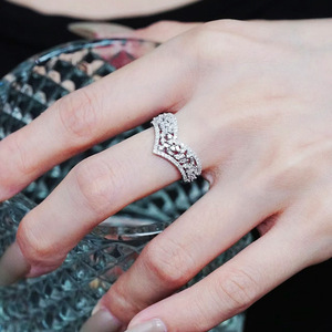 Anello impilabile a forma di V per donna, elegante gioiello geometrico alla moda - Product Image 2