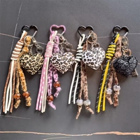 Porte-clés Cœur Léopard Tendance avec Pompon Tressé et Anneau Perlé, Breloque Métallique Rétro pour Sac à Main Femme, Cadeau Quotidien