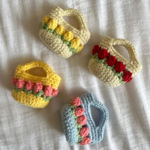 Sac panier à fleurs en crochet fait main, mini design floral, artisanat en fil, cadeau décoratif, étui à écouteurs mignon en coton fait main au crochet - Product Image 1
