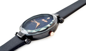 Soldes Exceptionnelles : Ensemble Montre Femme de Luxe Sportive Étanche en Cuir avec Bracelet et Boîtier en Alliage, Mouvement à Quartz, Verre Minéral - Product Image 5