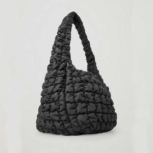 Sac fourre-tout hobo noir surdimensionné en nylon pour femme, nouveau sac à bandoulière matelassé plissé effet nuage, léger et grand format, pour l'automne - Product Image 2