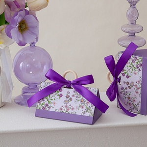 Boîte à dragées élégante à motif floral, triangulaire, avec ruban imprimé quatre couleurs et nœud, emballage en carton conique portable pour mariage et cérémonie nuptiale - Product Image 3