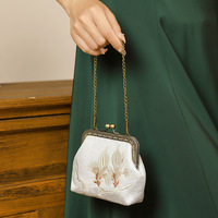 Pochette de soirée Cheongsam brodée en polyester à motif floral, style vintage, avec chaîne et fermoir métallique