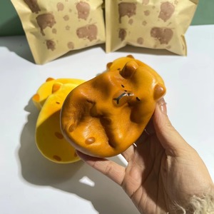 NUEVO Juguete Antiestrés de PU con Forma de Pastel de Capibara Viral de Instagram, con Temática de Comida, para Niños y Adultos, Mejora el Estado de Ánimo - Product Image 3
