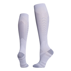 Chaussettes <span class=keywords><strong>de</strong></span> compression <span class=keywords><strong>de</strong></span> cyclisme à rayures réfléchissantes personnalisées, chaussettes <span class=keywords><strong>de</strong></span> sport hautes pour hommes <span class=keywords><strong>ou</strong></span> femmes, <span class=keywords><strong>bas</strong></span> <span class=keywords><strong>de</strong></span> compression <span class=keywords><strong>de</strong></span> niveau deux - Product Image 3