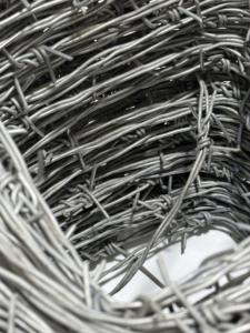 Fil barbelé galvanisé 50 kg/rouleau 500 m, <span class=keywords><strong>prix</strong></span> préférentiel usine, fil barbelé durable, fil barbelé <span class=keywords><strong>de</strong></span> sécurité pour clôtures agricoles - Product Image 2