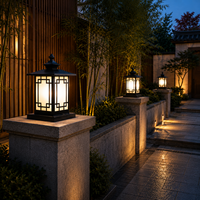 Lampe de poteau extérieure moderne avec verre givré et cadre géométrique décoratif