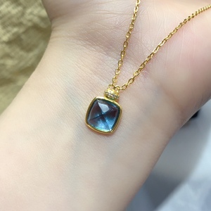 Collar con Colgante de Plata de Ley 925 con Piedra Preciosa Cuadrada de Topacio Azul Londres Natural de 8 mm Hecha a Mano - Product Image 4