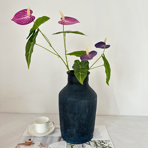 Fleur artificielle d'anthurium simulée à 2 têtes de la marque Meiyu Craft Flower Factory, idéale pour la décoration intérieure et les halls d'hôtel. - Product Image 3