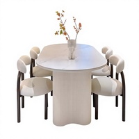 Table à manger contemporaine élégante avec plateau en pierre frittée lisse et base solide pour salle à manger
