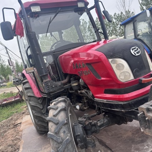 Tractor de Ruedas Dongfeng 604 de <span class=keywords><strong>Segunda</strong></span> <span class=keywords><strong>Mano</strong></span>, 60HP, Motor Diésel de 4 Cilindros, Rojo, 4x4, Cabina Cerrada, Caja de Cambios, Sistema Hidráulico en Buen Estado - Product Image 2