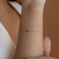Parure de bijoux minimaliste et simple en zircon cubique plaqué, avec pierres de naissance taille émeraude et zircons CZ étincelants