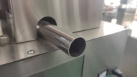 Petite machine de comptage de laboratoire de bureau à 4 trous Capsules dures et molles semi-automatiques embouteillant des bonbons pour les petits espaces