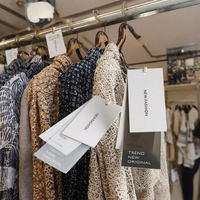 Étiquettes suspendues personnalisées de luxe en papier holographique gaufré et imperméable pour vêtements de marque de mode