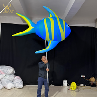 Poupée de poisson de mer gonflable de 2 m de long pour l'ouverture d'un festival de cinéma, accessoire de spectacle
