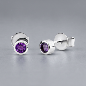 Boucles d'oreilles minimalistes en argent 925 avec améthyste taille ronde sertie clos pour un usage quotidien, unisexe - Product Image 1